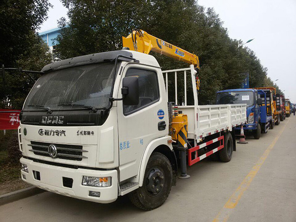 東風廂長4.35隨車吊 東風廂長4.35隨車吊