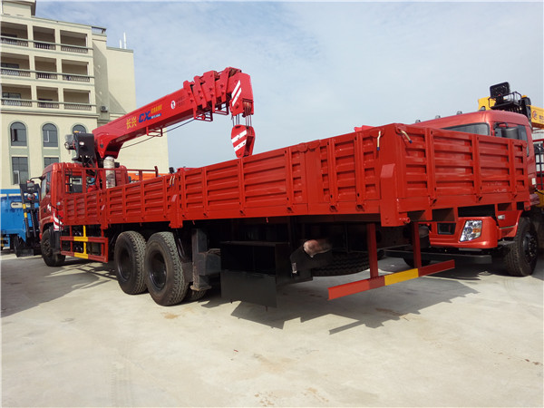 東風(fēng)后雙橋12噸隨車吊 東風(fēng)后雙橋12噸隨車吊