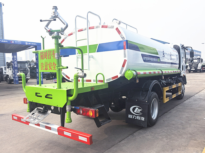 東風(fēng)華神T1灑水車 東風(fēng)華神T1灑水車