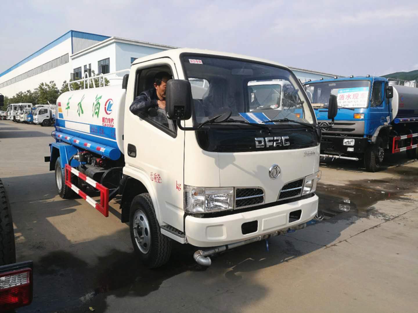 5噸灑水車和霧炮車消殺抗疫“雙管齊下”硬核環(huán)衛(wèi)