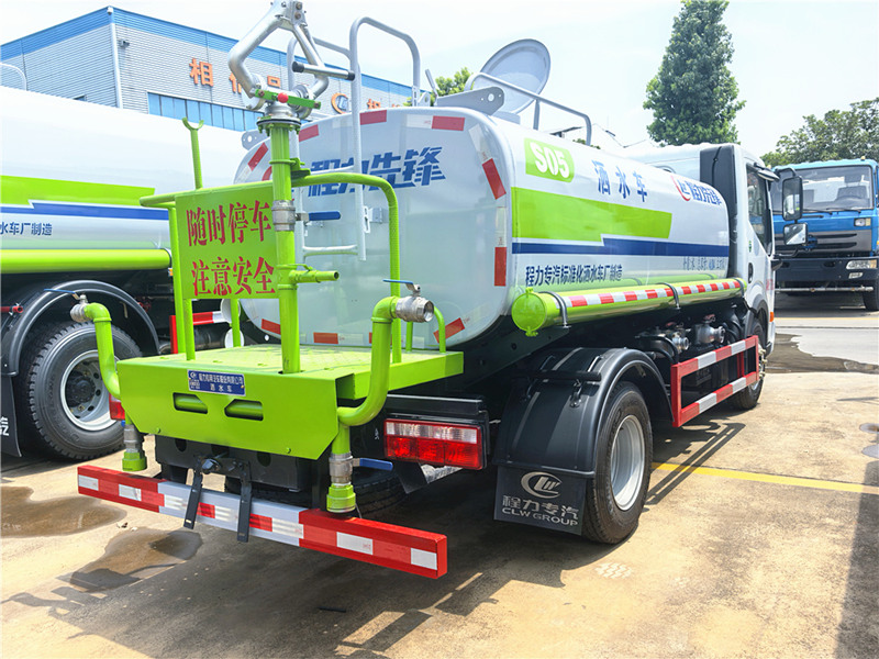 東風(fēng)專(zhuān)致5噸灑水車(chē)