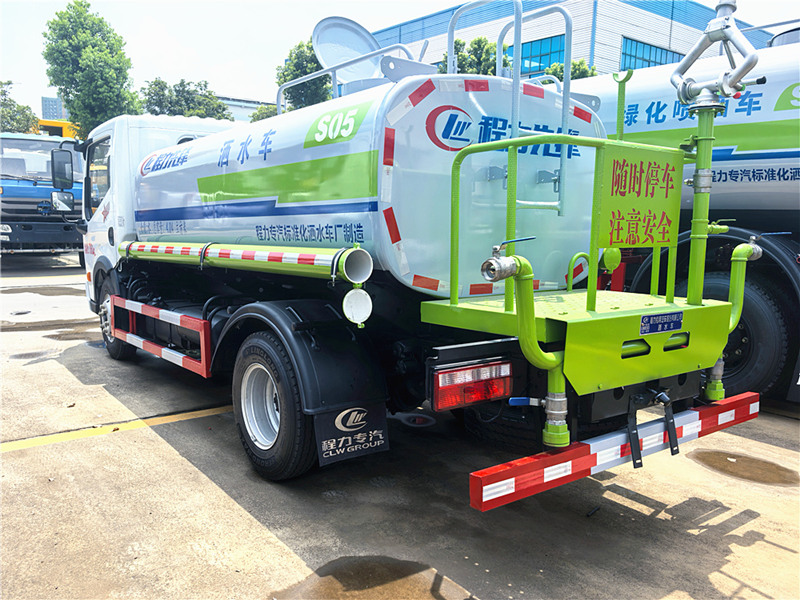 東風(fēng)專(zhuān)致5噸灑水車(chē)