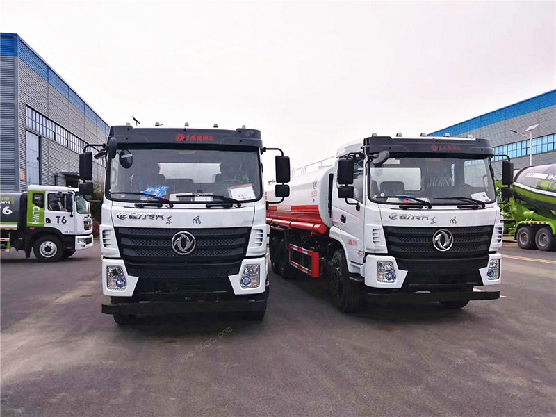 東風D17后雙橋灑水車